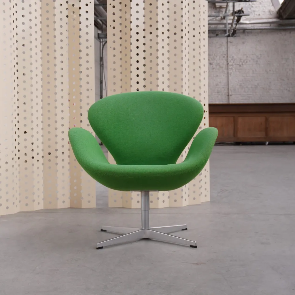 'Swan' chair by Arne Jacobsen for Fritz Hansen (green)